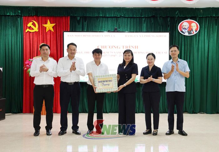 Ban Nội chính Tỉnh ủy tặng quả Đảng ủy xã Phiêng Khoài.
