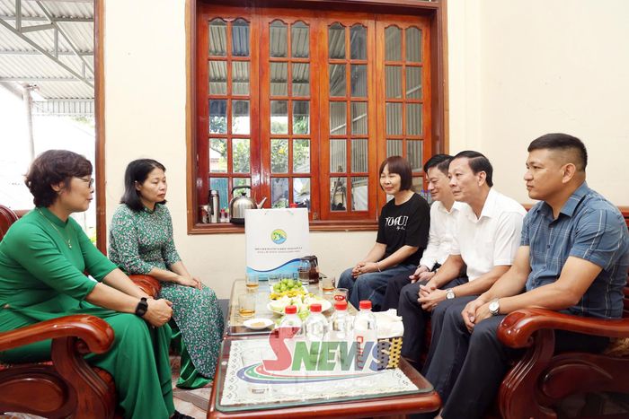 Đoàn đến thăm, tặng quà gia đình liệt sĩ Cao Kim Tùng.