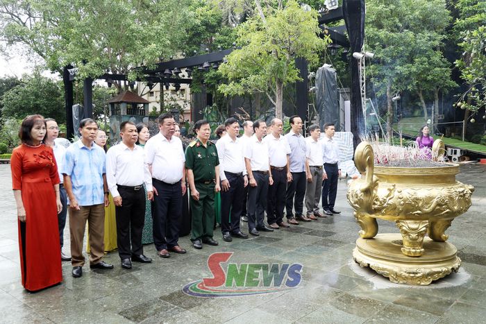 Dâng hương Nhà tưởng niệm các Anh hùng liệt sĩ Nhà tù Sơn La.