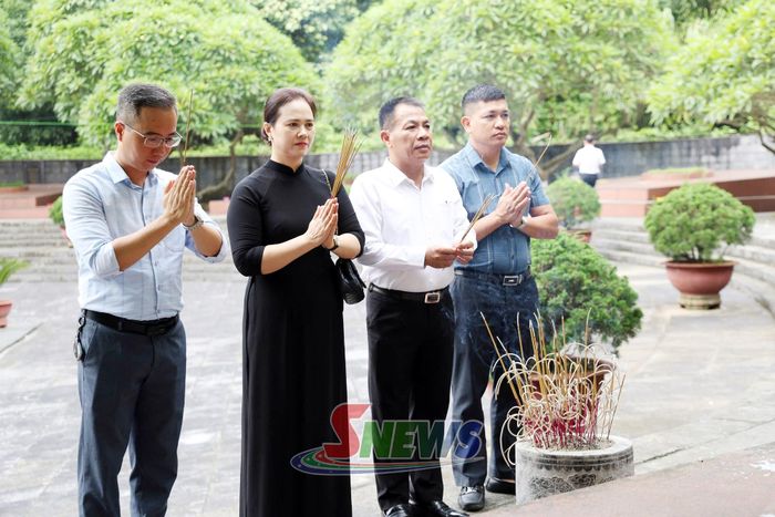Các đại biểu dâng hương Nghĩa trang liệt sĩ Nhà tù Sơn La.