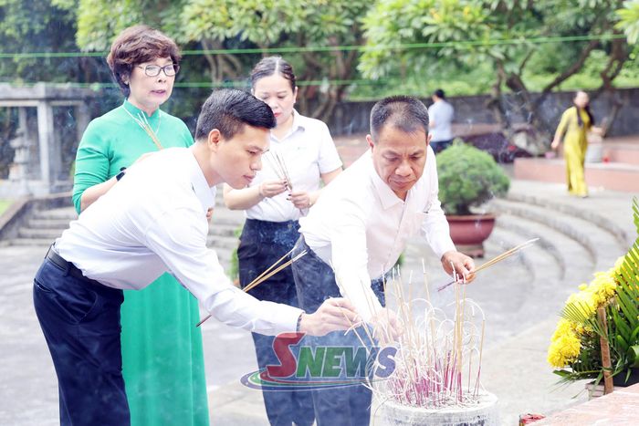 Các đại biểu thắp hương Anh hùng Liệt sĩ Nhà tù Sơn La.