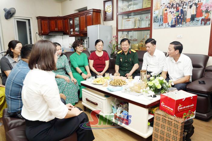Đoàn đến thăm, tặng quà gia đình thương binh Doãn Văn Hiển.