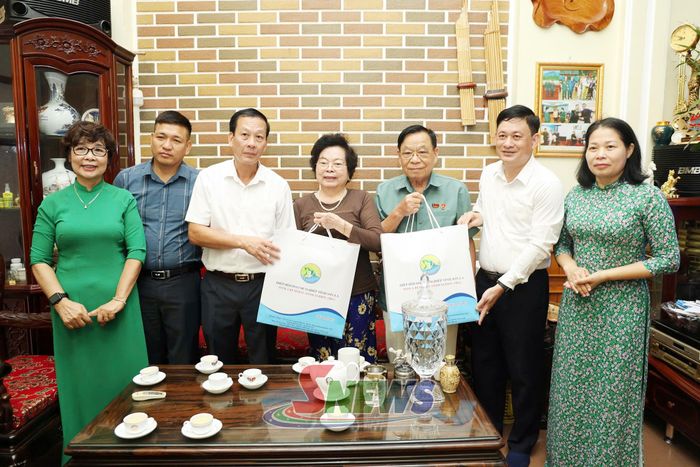 Đoàn tặng quà bà Cầm Thị Phụi, thân nhân liệt sĩ và thương binh Hà Văn Đức, Trưởng Ban Liên lạc quân tình nguyện Việt Nam tại Lào.
