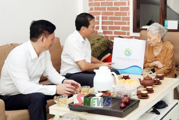 Đoàn đến thăm, tặng quà gia đình ông Nguyễn Văn Tiến, thân nhân liệt sĩ.