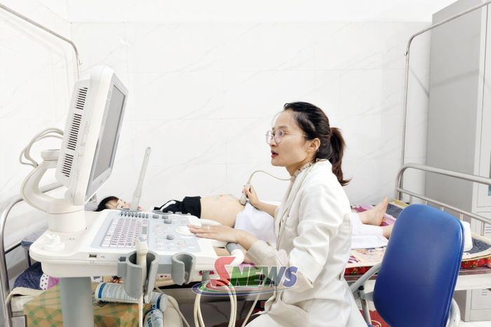 Siêu âm sàng lọc cho phụ nữ mang thai tại Trạm Y tế xã Tô Múa.