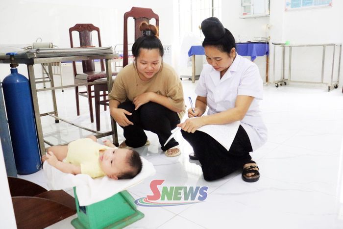 Cân trẻ định kỳ tại Trạm Y tế xã Mường La.