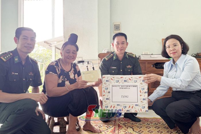 Đại diện Lãnh đạo hai đơn vị tặng quà gia đình người có công tại bản Chiềng Khương, xã Chiềng Khương.