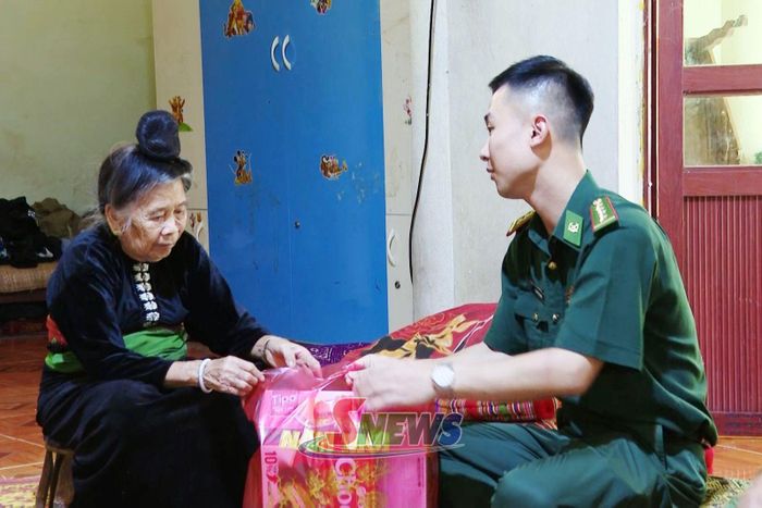 Đại diện Lãnh đạo Đồn Biên phòng Chiềng Khương tặng quà gia đình Liệt sĩ Lò Văn Tuội, bản Chiềng Khương, xã Chiềng Khương.