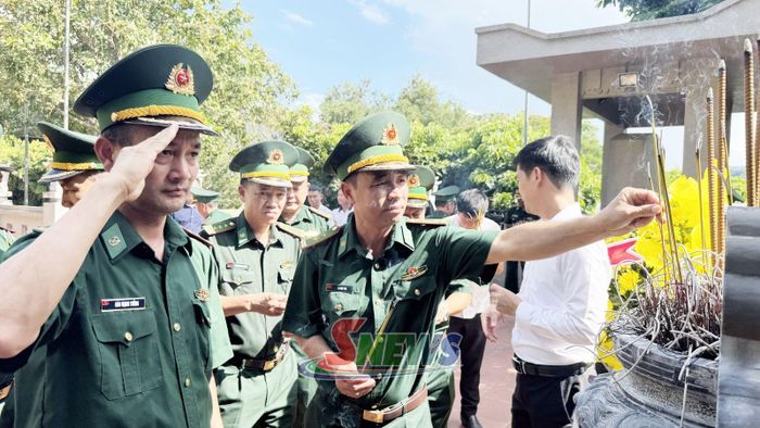 Cán bộ Ban Chỉ huy Biên phòng tỉnh thắp hương tưởng nhớ công lao của các Anh hùng liệt sĩ đã ngã xuống vì độc lập, tự do cho Tổ quốc.