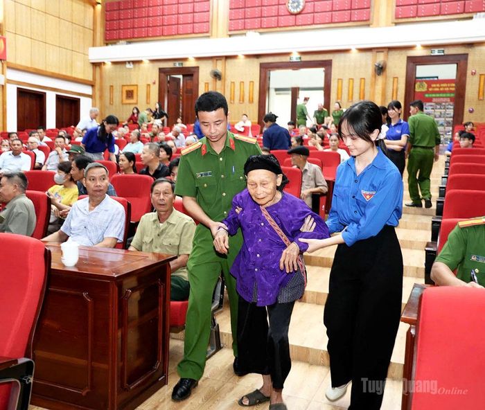 Những thân nhân cao tuổi được cán bộ công an và đoàn viên thanh niên hỗ trợ ân cần.