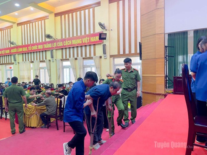 Tại xã Chiêm Hóa, dù đi lại khó khăn, các thân nhân vẫn nỗ lực đến lấy mẫu, hy vọng tìm thấy người thân sau hàng chục năm chờ đợi.