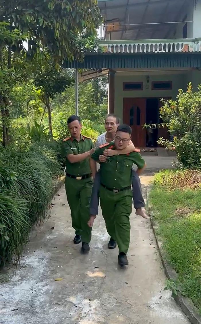 Các chiến sĩ công an cõng thân nhân liệt sĩ ở phường Nông Tiến đến điểm lấy mẫu.