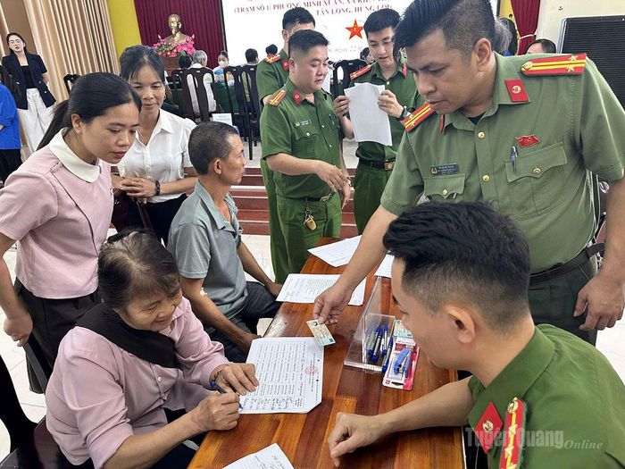 Không khí lấy mẫu tại xã Kiến Thiết diễn ra khẩn trương, nghĩa tình.