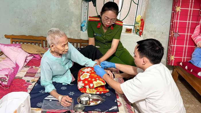 Lấy mẫu sinh phẩm tại nhà thân nhân liệt sĩ xã Yên Nguyên.