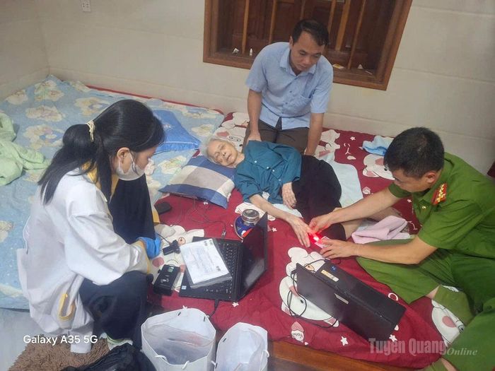 Tại xã Kiên Đài, lực lượng chức năng mang thiết bị đến tận nhà thân nhân lấy mẫu.