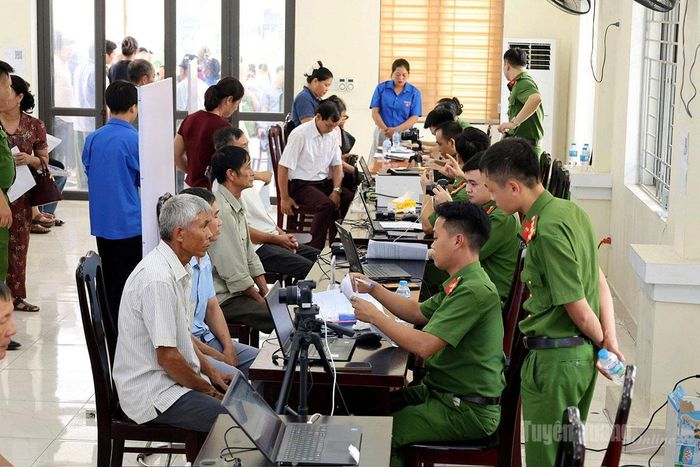 Tại điểm phường Minh Xuân, rất đông thân nhân các liệt sĩ đã có mặt từ sáng sớm để lấy mẫu.