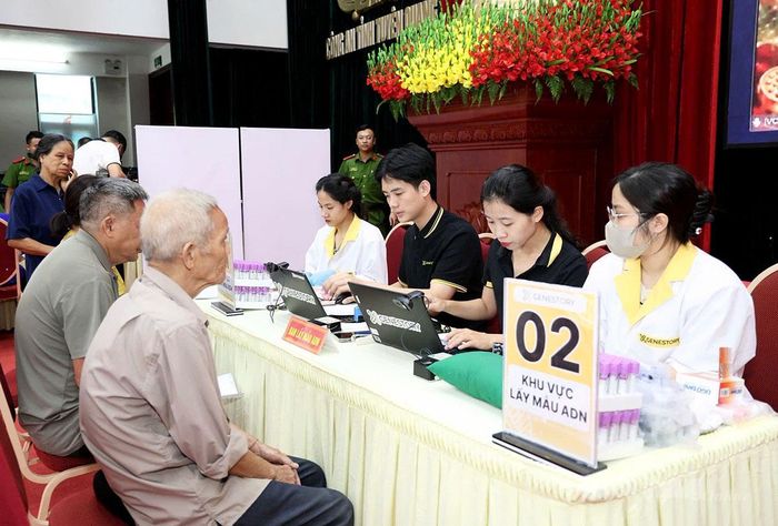 Công tác lấy mẫu sinh phẩm có sự phối hợp chặt chẽ của các đơn vị.