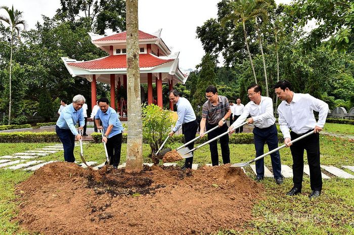 Các đại biểu trồng cây lưu niệm tại Nhà bia di tích Ban Tổ chức Trung ương.