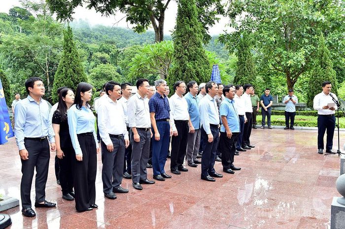 Các đại biểu dâng hương tại Nhà bia di tích Ban Tổ chức Trung ương.
