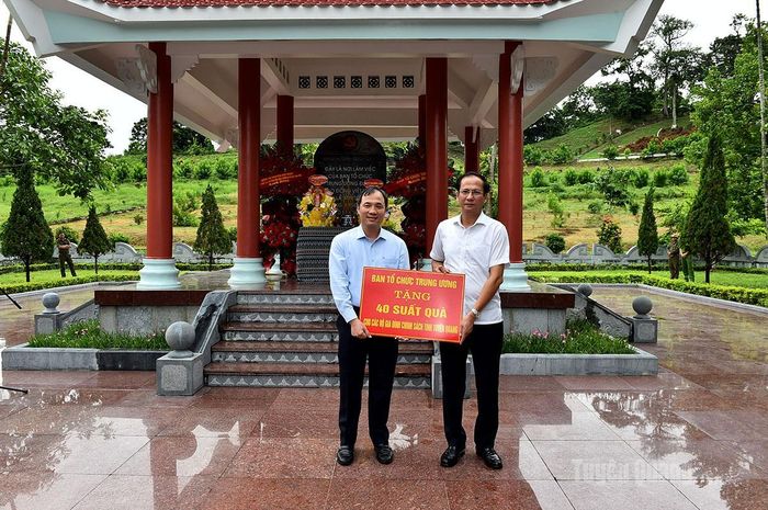 Đồng chí Hoàng Trung Dũng, Phó Trưởng ban Thường trực Ban Tổ chức Trung ương trao quà cho các hộ gia đình chính sách xã Tân Trào.
