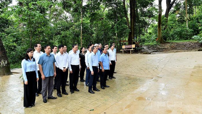 Các đại biểu dâng hương Chủ tịch Hồ Chí Minh tại lán Nà Nưa.