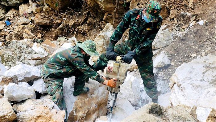 Địa hình đồi núi hiểm trở, lực lượng chức năng phải khoan đá để vào hang sâu, tìm kiếm hài cốt các anh.