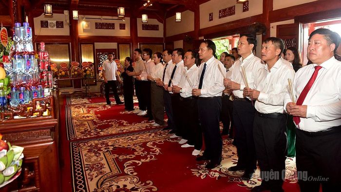 Các đại biểu dâng hương tại Đền thờ Chủ tịch Hồ Chí Minh và các Anh hùng liệt sĩ.