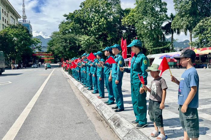 Các cháu thiếu nhi chờ đón đoàn xe tại Quảng trường 26/3, phường Hà Giang 1. Ảnh: Hoàng Tuyến