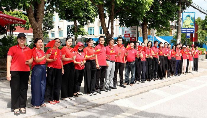 Tại phường Hà Giang 1, nhiều người không giấu được xúc động khi chứng kiến giây phút các Anh hùng liệt sĩ trở về. Ảnh: Diệu Linh