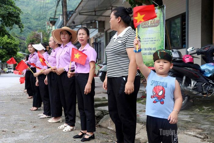 Tại ngã 3 Thanh Thủy, người dân có mặt từ rất sớm để đón đoàn xe chở hài cốt Liệt sĩ. Ảnh: Văn Long