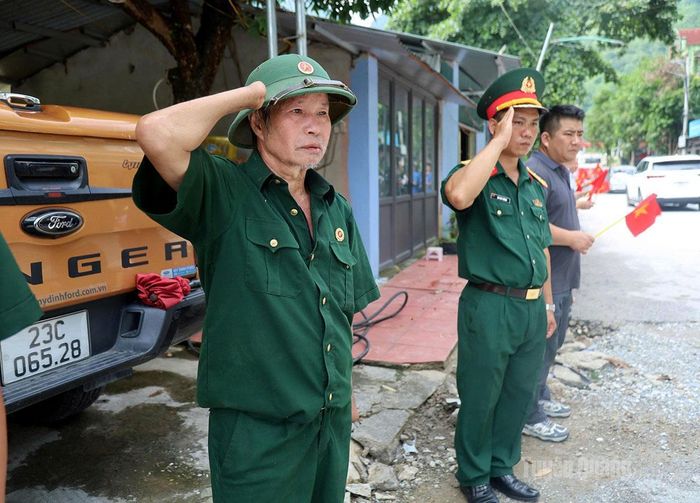 CCB Nguyễn Công Dân (sn 1960), trú thôn Giang Nam, xã Thanh Thủy dù mất 2 tay trong cuộc chiến đấu bảo vệ Tổ quốc nhưng đã có mặt từ rất sớm tại ngã 3 Thanh Thủy tiễn đưa các liệt sĩ về Nghĩa trang Liệt sĩ Quốc gia Vị Xuyên. Ảnh: Văn Long