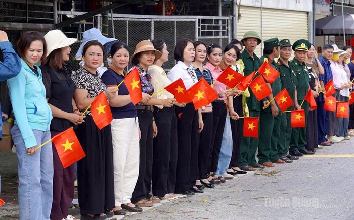 Đông đảo người dân tập trung tại chợ Phương Tiến, tiễn đưa các Anh hùng liệt sĩ. Ảnh: Như Nguyệt