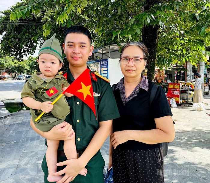 Người dân phường Hà Giang 1 đón các Anh hùng liệt sỹ. Ảnh: Thanh Hoài - Viên Sự