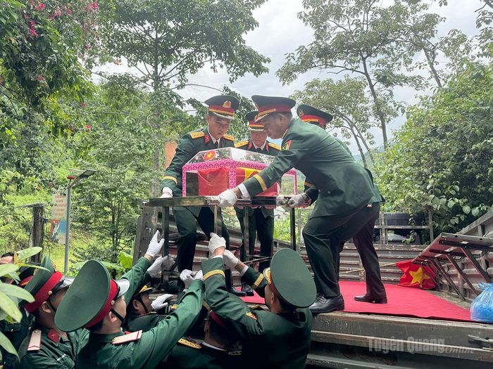 Hài cốt các liệt sĩ được di chuyển lên xe đưa về Nghĩa trang Liệt sĩ Quốc gia Vị Xuyên. Ảnh: Ngọc Hưng