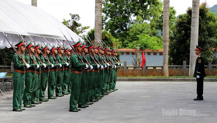 Đội Tiêu binh chuẩn bị nghi thức đón hài cốt các Anh hùng liệt sỹ về Nghĩa trang Liệt sỹ Quốc gia Vị Xuyên. Ảnh: Văn Nghị