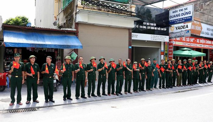 Từ rất sớm, các cựu chiến binh phường Hà Giang 1 đã đứng dọc nhiều tuyến đường để chờ đón các Anh hùng liệt sĩ về nơi an táng. Ảnh: Diệu Linh