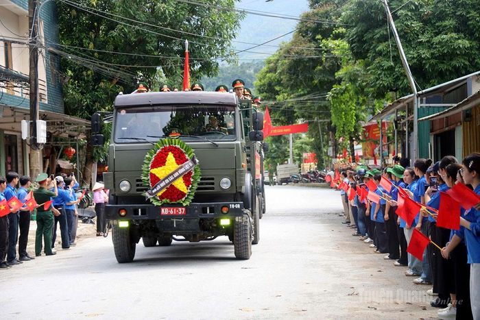 14h20p: Đoàn xe chở hài cốt các liệt sĩ di chuyển qua ngã 3 Thanh Thủy. Ảnh: Văn Long.