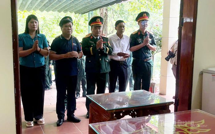 Các đại biểu thực hiện thủ tục chuẩn bị di chuyển hài cốt liệt sĩ từ Nhà quàn Đội tìm kiếm, quy tập hài cốt liệt sĩ (thôn Giang Nam, xã Thanh Thủy) về Nghĩa trang liệt sĩ Vị Xuyên. Ảnh Bang Phúc
