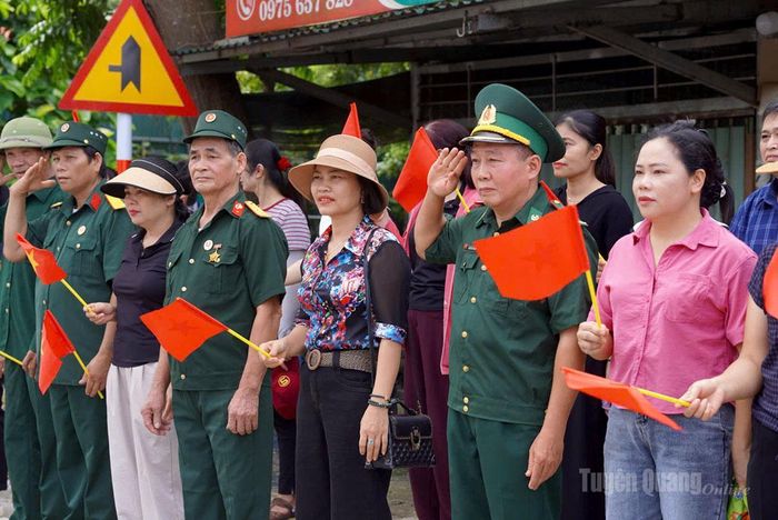 Các cựu chiến binh có mặt từ rất sớm để đón đồng đội về với quê hương. Ảnh: Như Nguyệt
