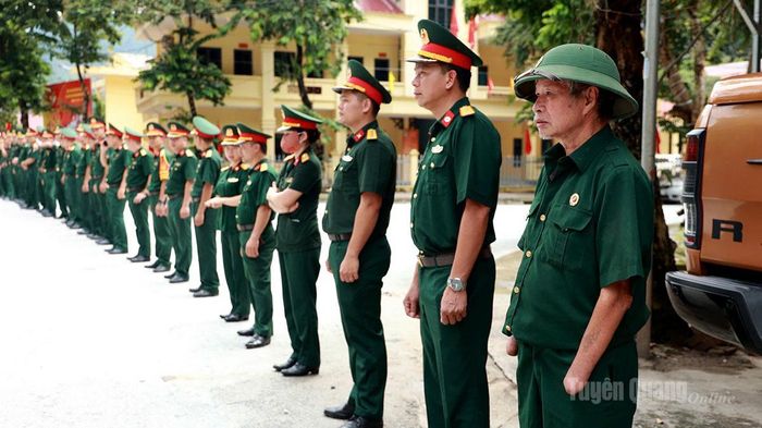Người lính năm xưa, mang trên mình dấu tích chiến tranh, lặng lẽ tiễn biệt đồng đội. Ảnh: Minh Châu.