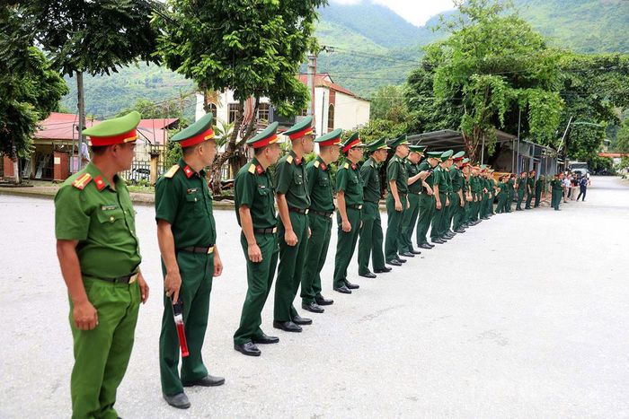 Tại ngã 3 Thanh Thủy, người dân có mặt từ rất sớm để đón đoàn xe chở hài cốt Liệt sĩ. Ảnh: Văn Long