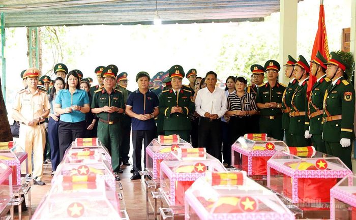 Các đại biểu dâng hương Nhà quàn tại Đội tìm kiếm, quy tập HCLS. Ảnh: Duy Tuấn