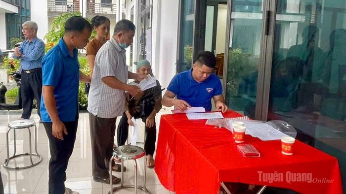 Đoàn viên thanh niên xã Trung Sơn tham gia hỗ trợ chương trình thu nhận mẫu sinh phẩm ADN đối với thân nhân Liệt sĩ chưa xác định được thông tin.