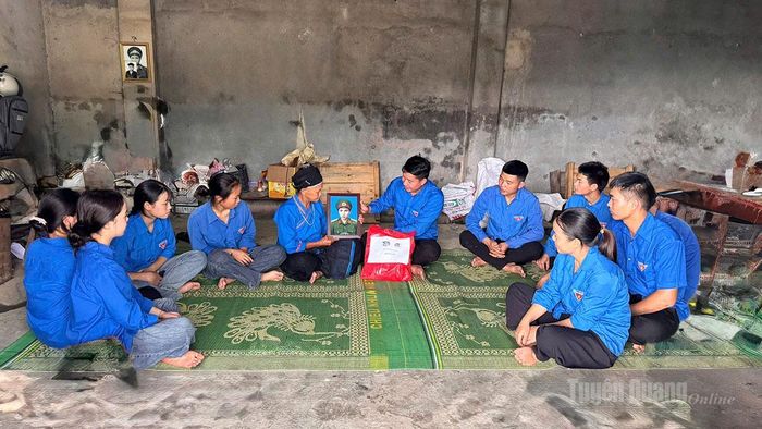Đoàn xã Thàng Tín trao tặng di ảnh phục dựng Liệt sĩ Sải Chúng Văn tới thân nhân gia đình tại thôn Cóc Mưi Hạ, xã Thàng Tín.