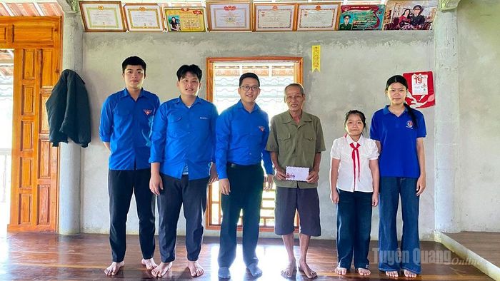 Đoàn thanh niên xã Đồng Tâm thăm tặng quà thương binh Linh Đình Trang.
