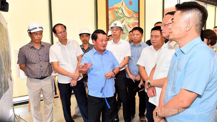 Đồng chí Bí thư Tỉnh ủy Hầu A Lềnh phát biểu chỉ đạo đẩy nhanh tiến độ thi công các tuyến đường.