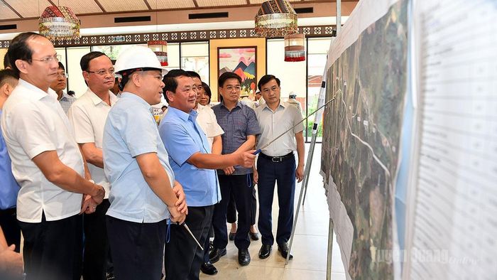 Bí thư Tỉnh ủy Hầu A Lềnh kiểm tra tiến độ tuyến đường từ Sơn Dương đi xã Tân Trào.