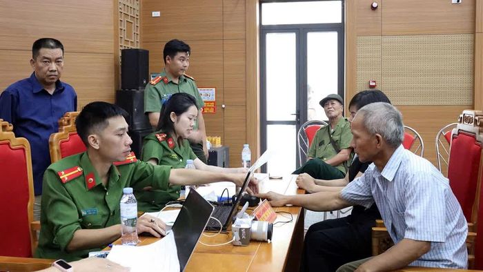 Công an tỉnh Tuyên Quang tổ chức lấy mẫu sinh phẩm thân nhân các liệt sĩ.