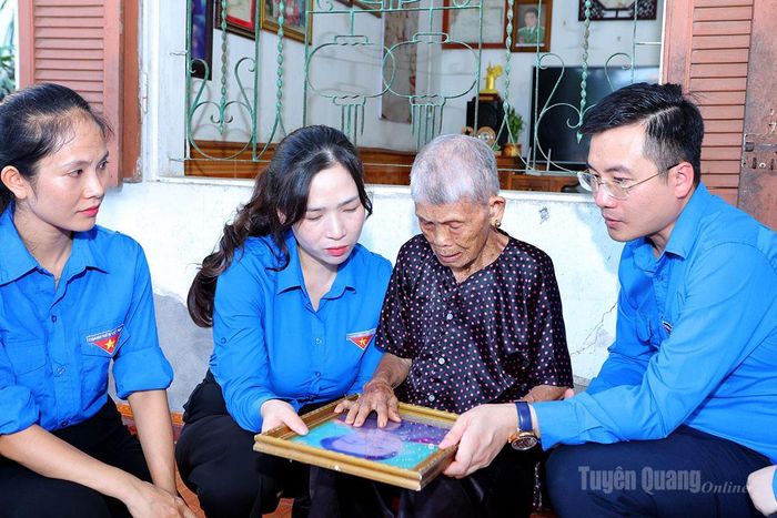 Lãnh đạo Tỉnh đoàn, Đoàn TNCS Hồ Chí Minh MTTQ, các đoàn thể Trung ương thăm hỏi, trò chuyện cùng Mẹ Việt Nam Anh hùng Lâm Thị Giã.
