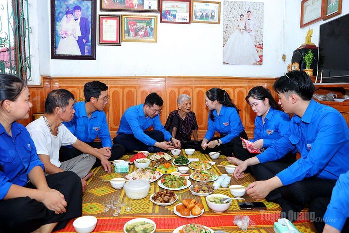 Đoàn viên, thanh niên nấu và ăn cơm cùng Mẹ Việt Nam Anh hùng Lâm Thị Giã.